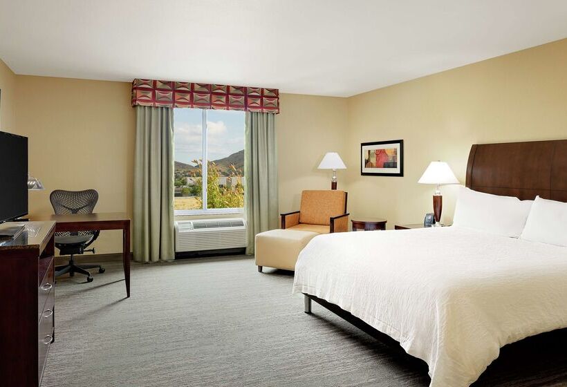 בית מלון כפרי Hilton Garden Inn Fontana