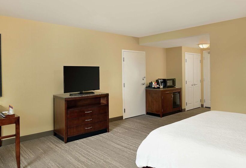 בית מלון כפרי Hilton Garden Inn Fontana