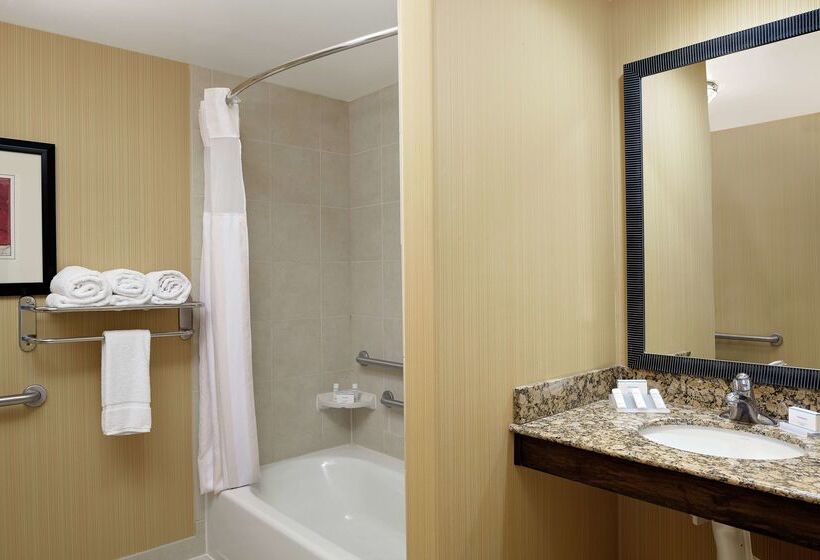 בית מלון כפרי Hilton Garden Inn Fontana