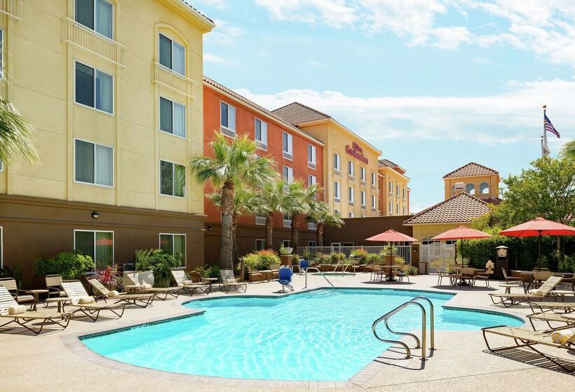 בית מלון כפרי Hilton Garden Inn Fontana