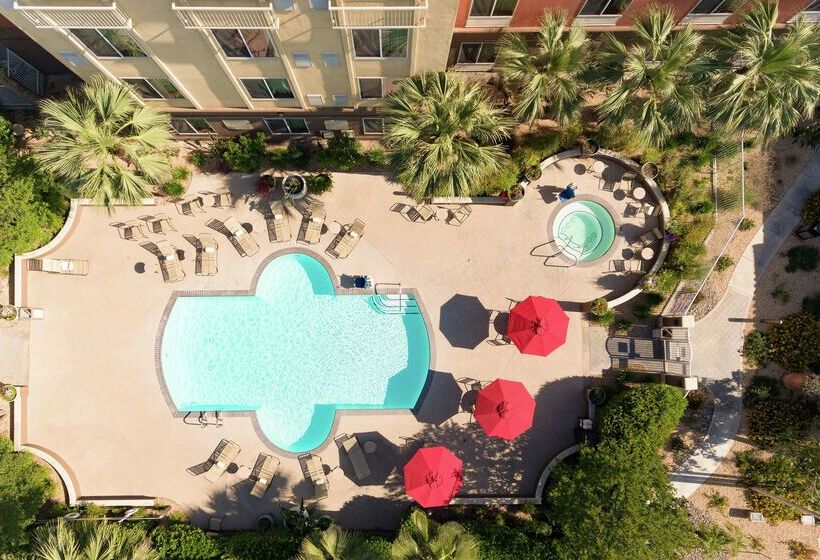 בית מלון כפרי Hilton Garden Inn Fontana