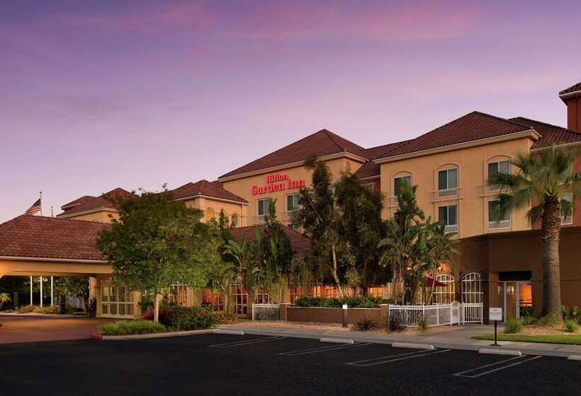 בית מלון כפרי Hilton Garden Inn Fontana