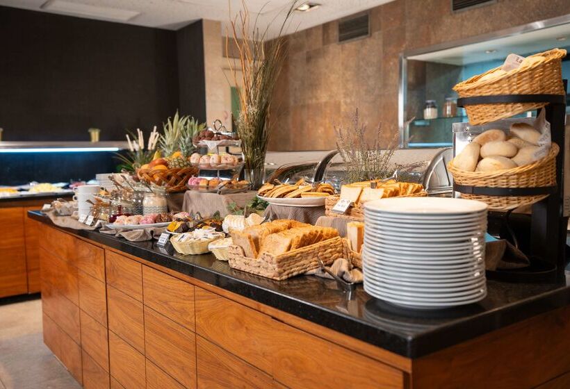 هتل Hilton Garden Inn Santiago Airport