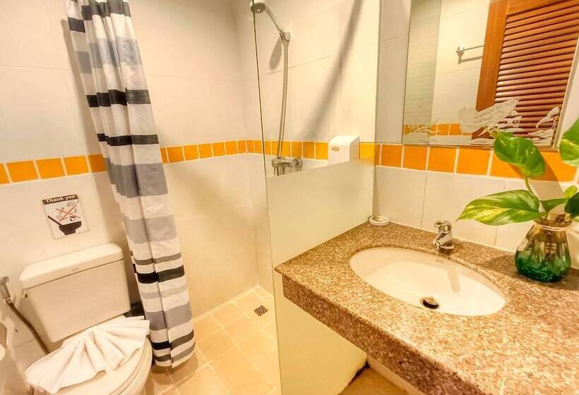 בית מלון כפרי Pj Patong Resortel