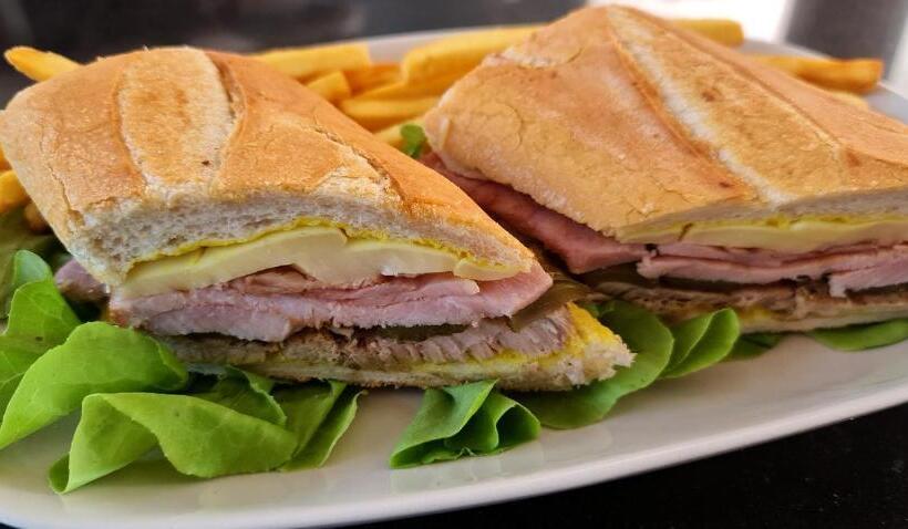 Pipikuku Hotel & Restaurant