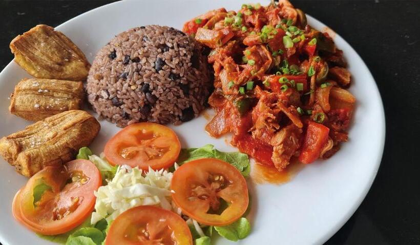 Pipikuku Hotel & Restaurant