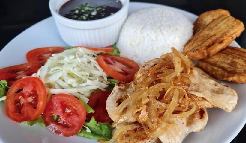 Pipikuku Hotel & Restaurant