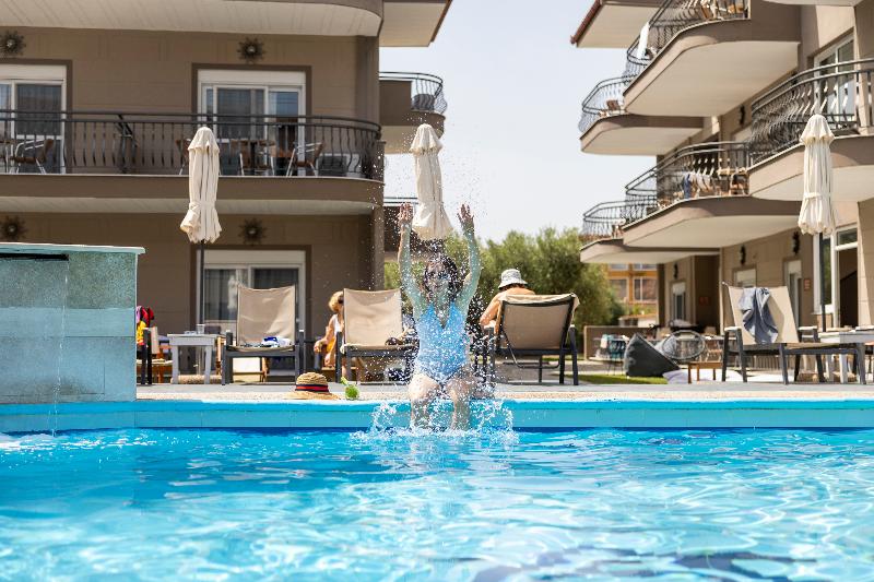 Royal Hotel And Suites