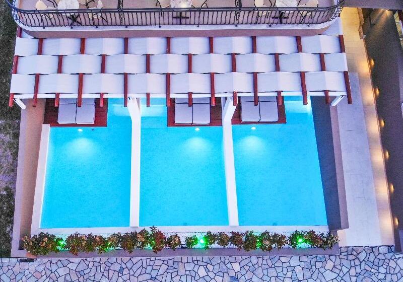 Royal Hotel And Suites