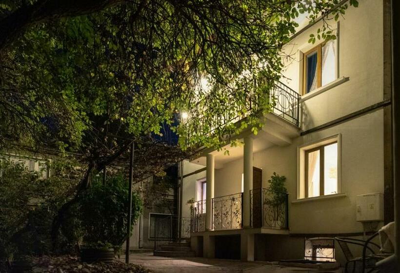 פנסיון The White House Sofia