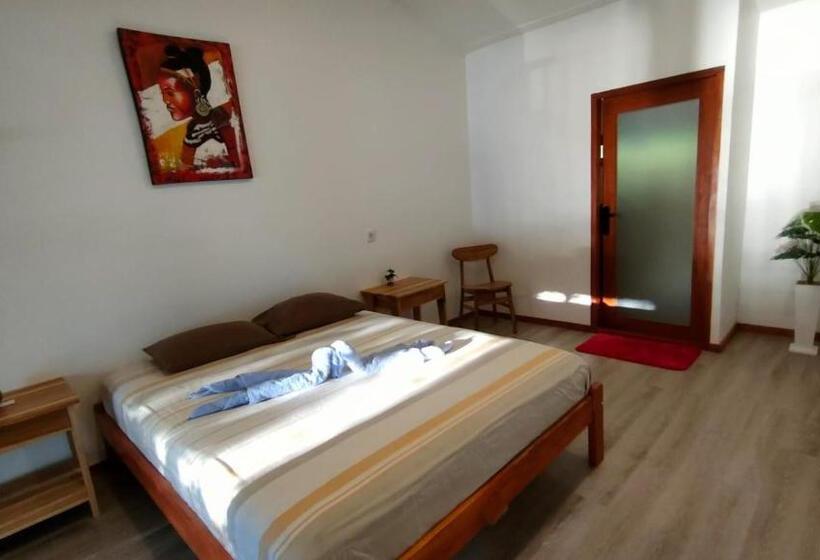 הוסטל Castaway Surf Retreat 1