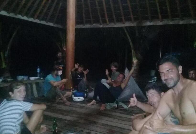 הוסטל Castaway Surf Retreat 1