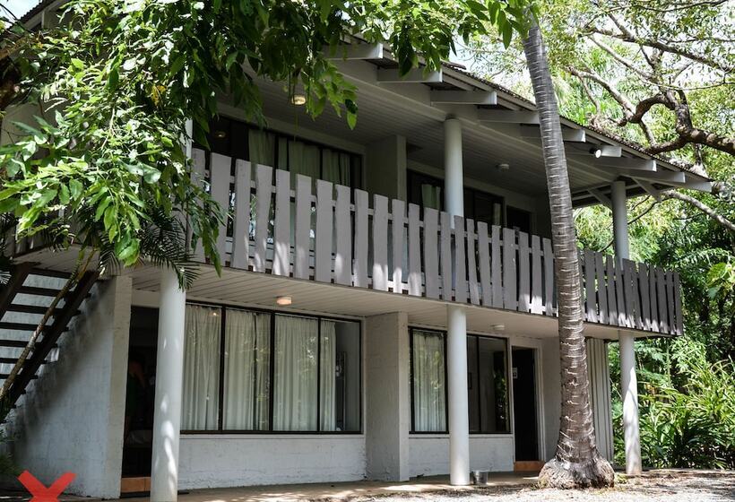 Base Airlie Beach Resort   Hostel