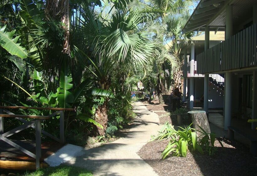 Base Airlie Beach Resort   Hostel