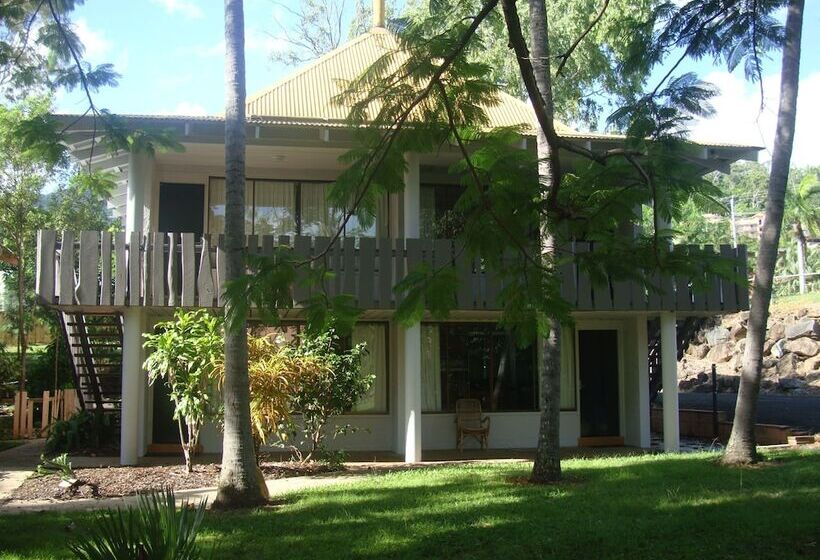 Base Airlie Beach Resort   Hostel