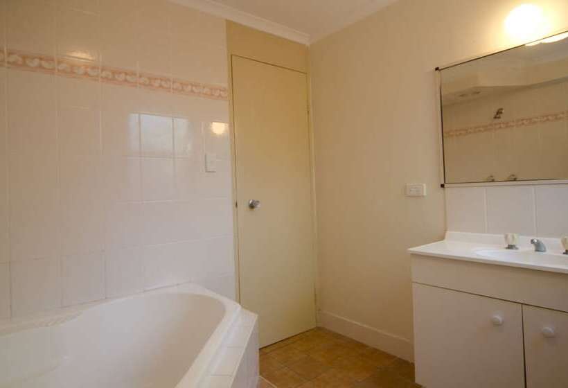 Base Airlie Beach Resort   Hostel