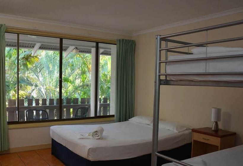 Base Airlie Beach Resort   Hostel