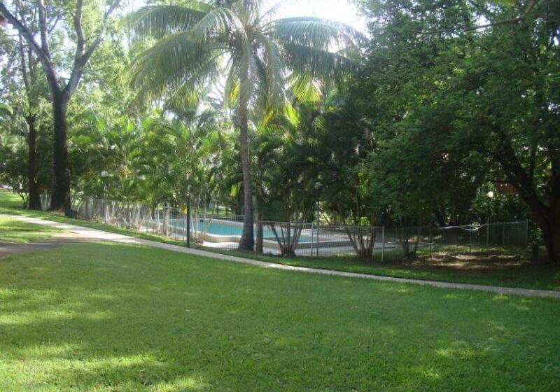 Base Airlie Beach Resort   Hostel