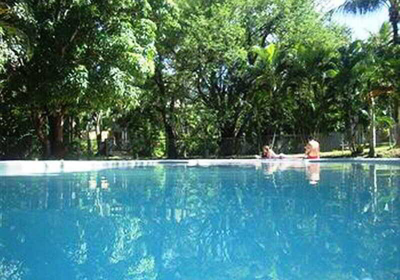 Base Airlie Beach Resort   Hostel