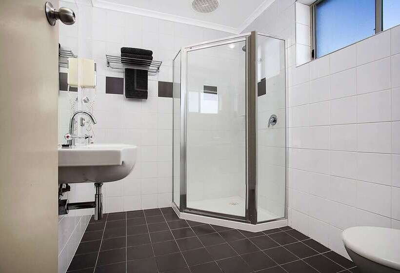 هتل Comfort Inn On Raglan