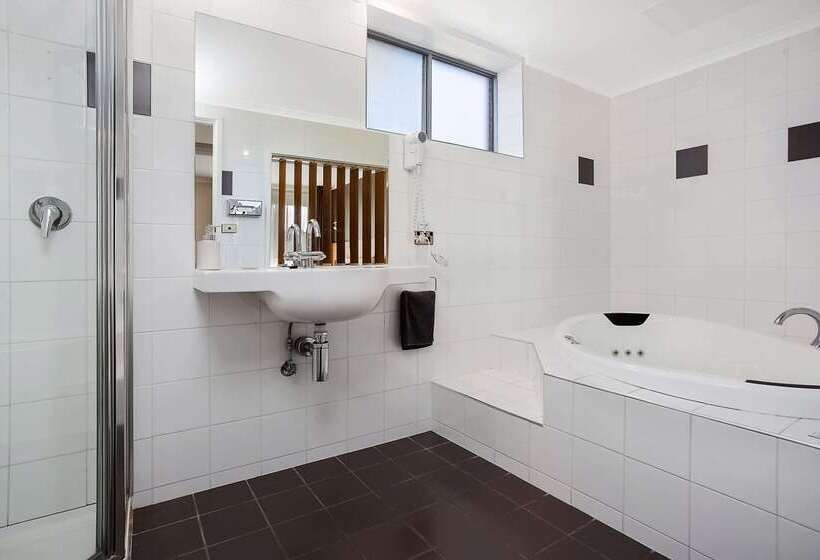 هتل Comfort Inn On Raglan