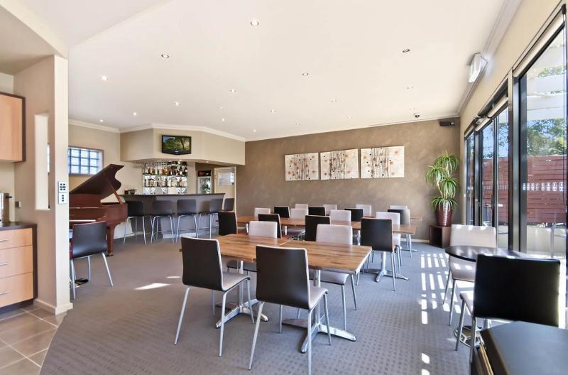 هتل Comfort Inn On Raglan