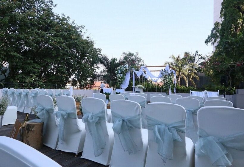 Java Paragon Hotel & Residences