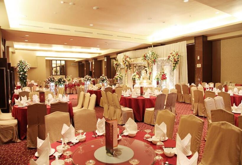 Java Paragon Hotel & Residences