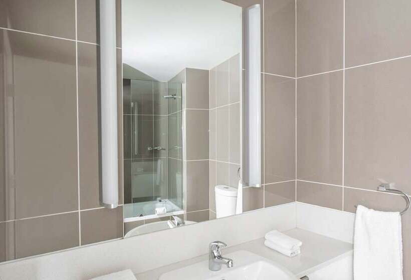 هتل Mantra Collins