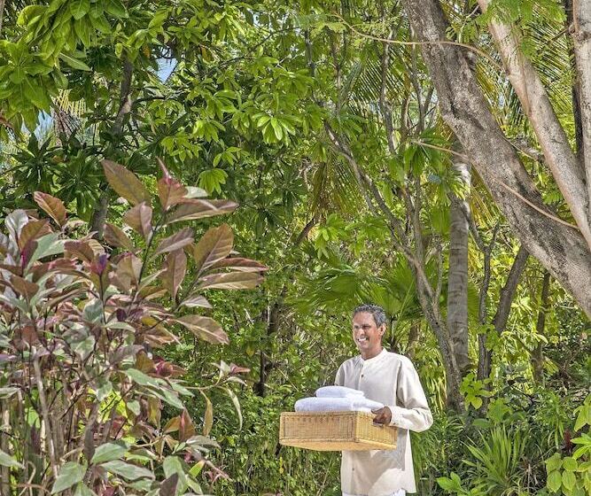 호텔 Naladhu Private Island Maldives