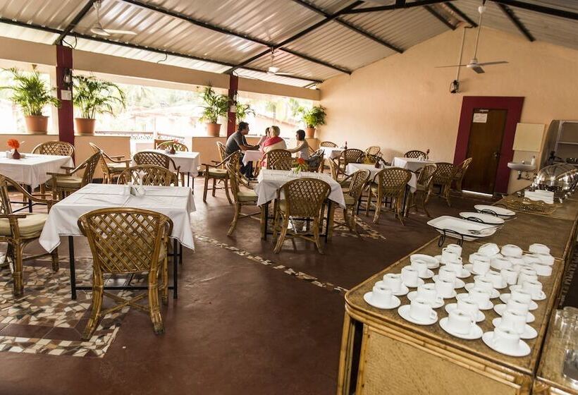 בית מלון כפרי Shikara Beach Resort