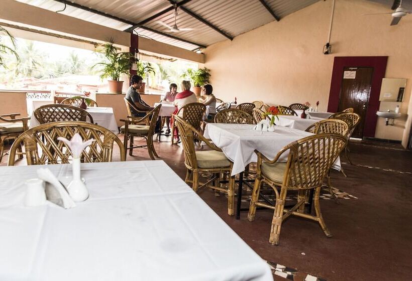 בית מלון כפרי Shikara Beach Resort