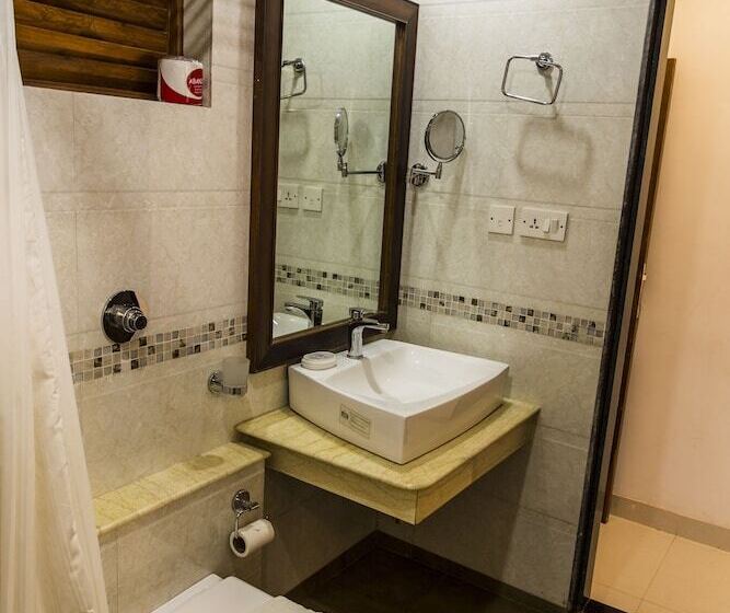 בית מלון כפרי Shikara Beach Resort