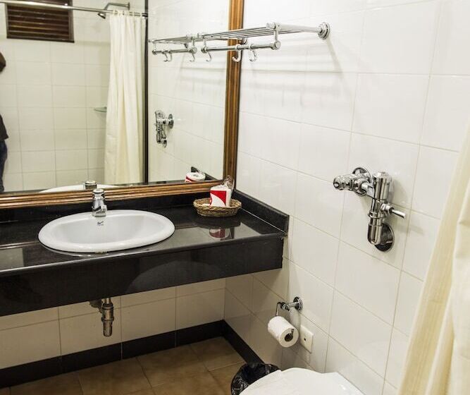 בית מלון כפרי Shikara Beach Resort