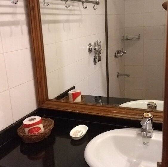 בית מלון כפרי Shikara Beach Resort