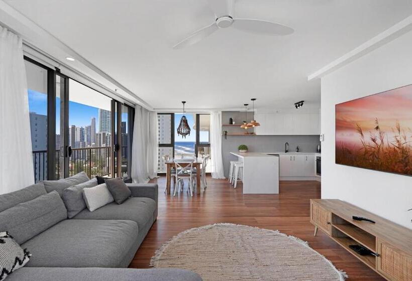 Отель Surfers Aquarius On The Beach