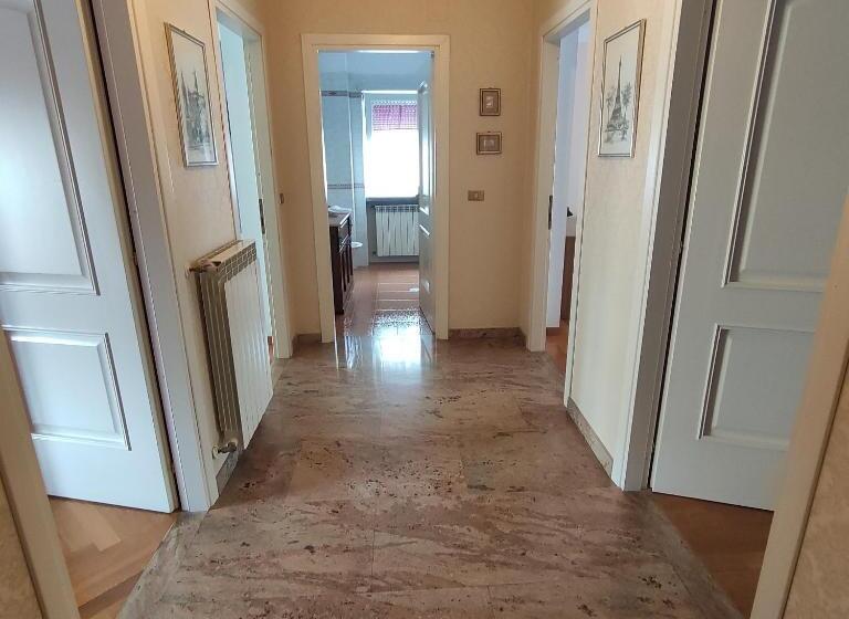 تختخواب و صبحانه Camaga