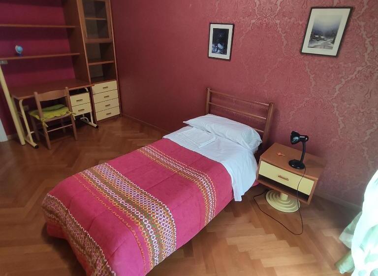 تختخواب و صبحانه Camaga