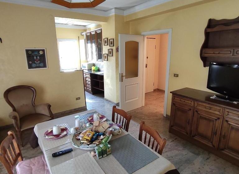 تختخواب و صبحانه Camaga