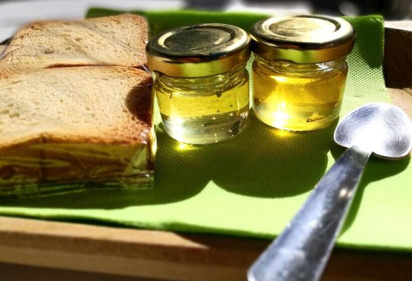 تختخواب و صبحانه Camaga