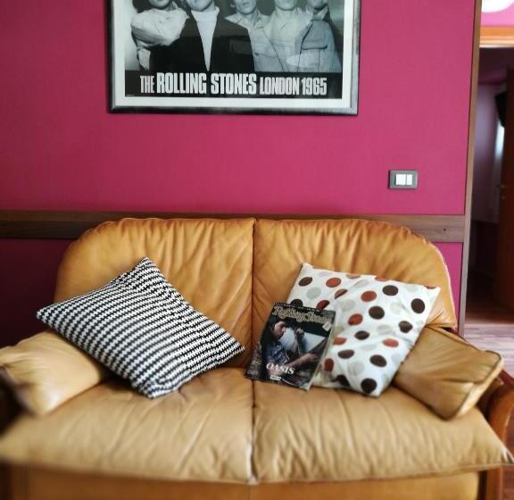 تختخواب و صبحانه Camaga