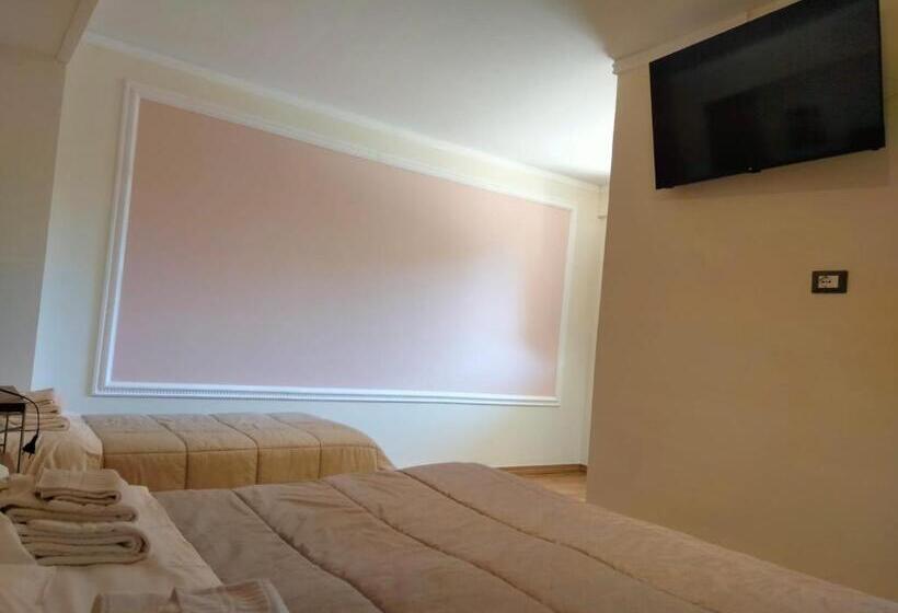 تختخواب و صبحانه Camaga