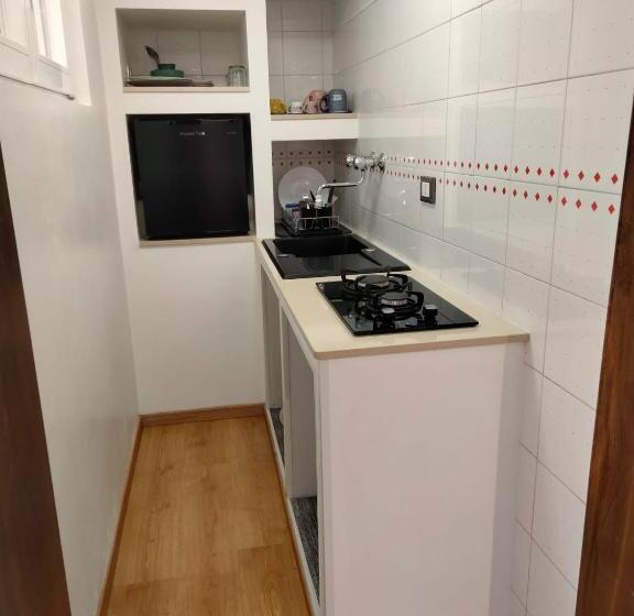 تختخواب و صبحانه Camaga