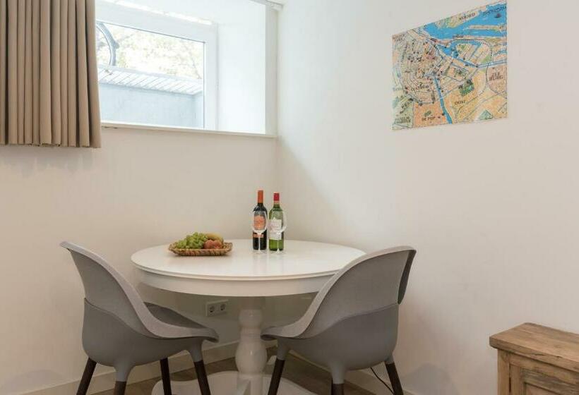 مبيت وإفطار Nassau Canal Suites