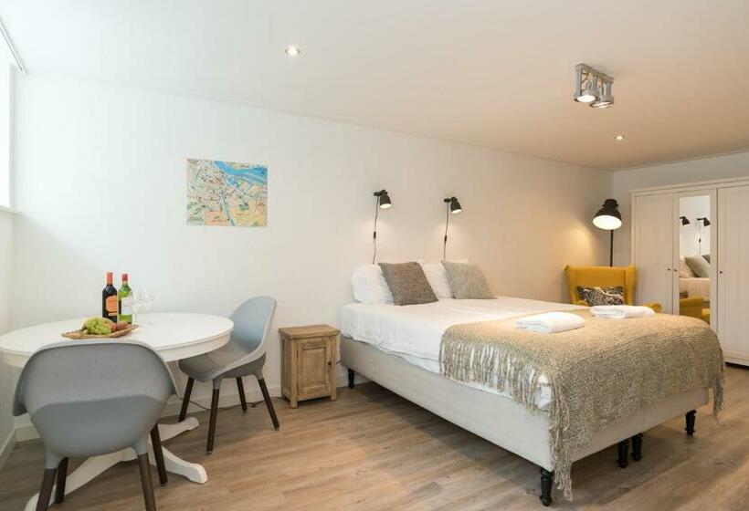 مبيت وإفطار Nassau Canal Suites