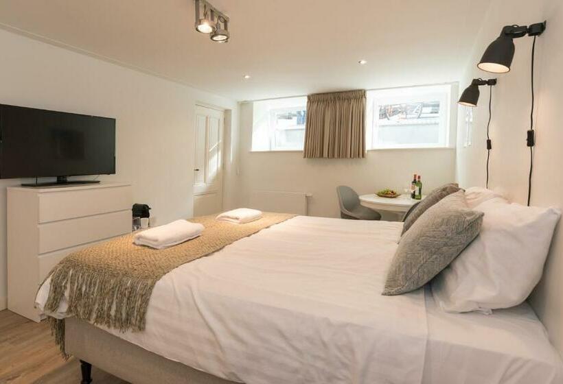 مبيت وإفطار Nassau Canal Suites