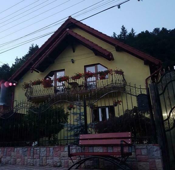 פנסיון Ika House