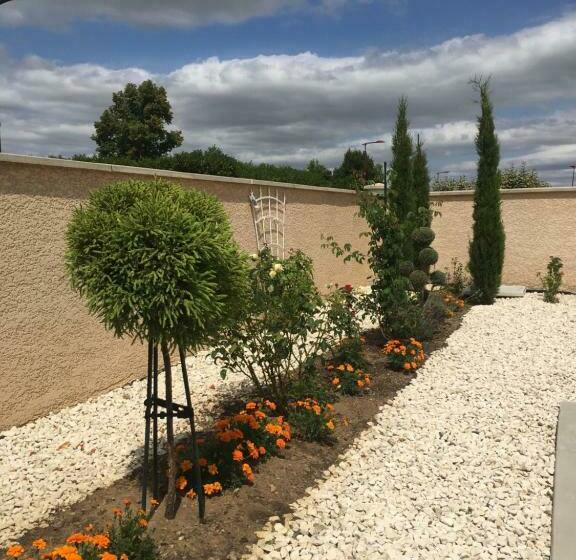 بنسيون La Roseraie Résidence Près De Vichy