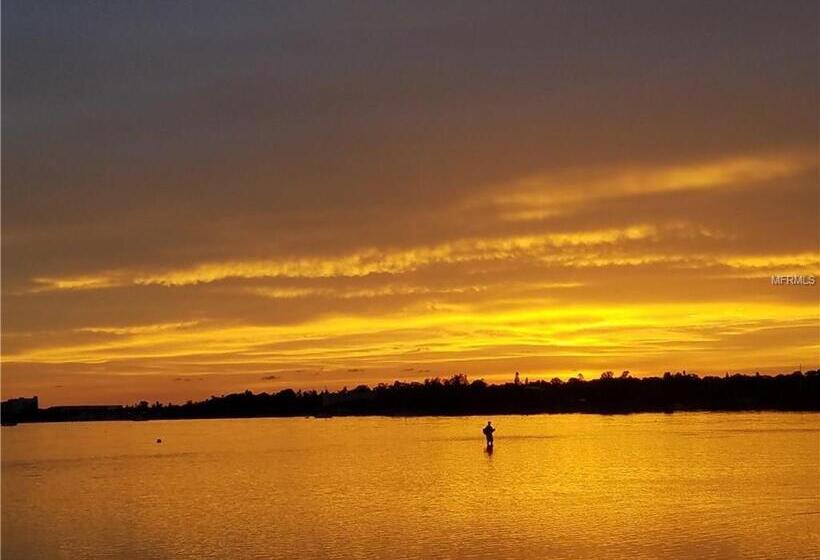 Spacious Coastal Haven 3bd Condo