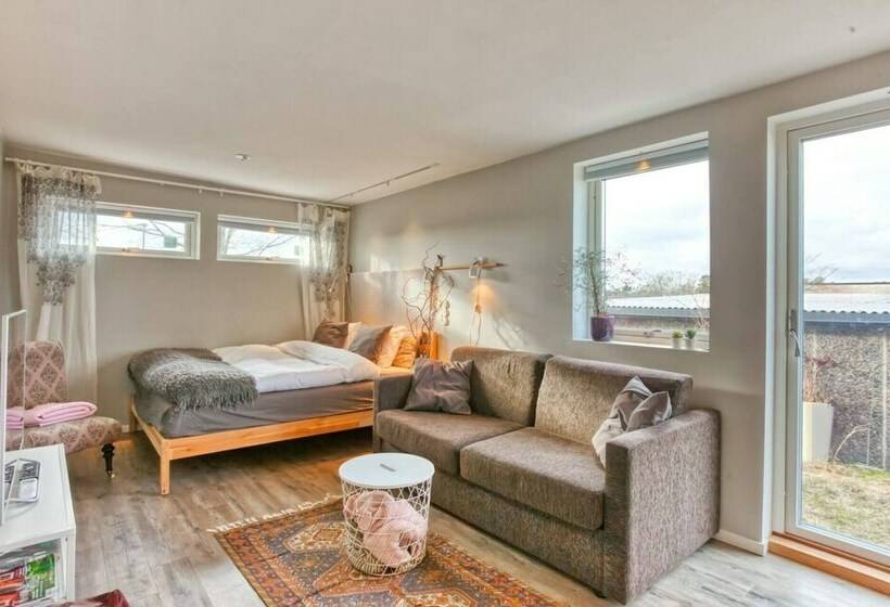 Bed and Breakfast Luxurious Studio Within Nature Next To Stockholm